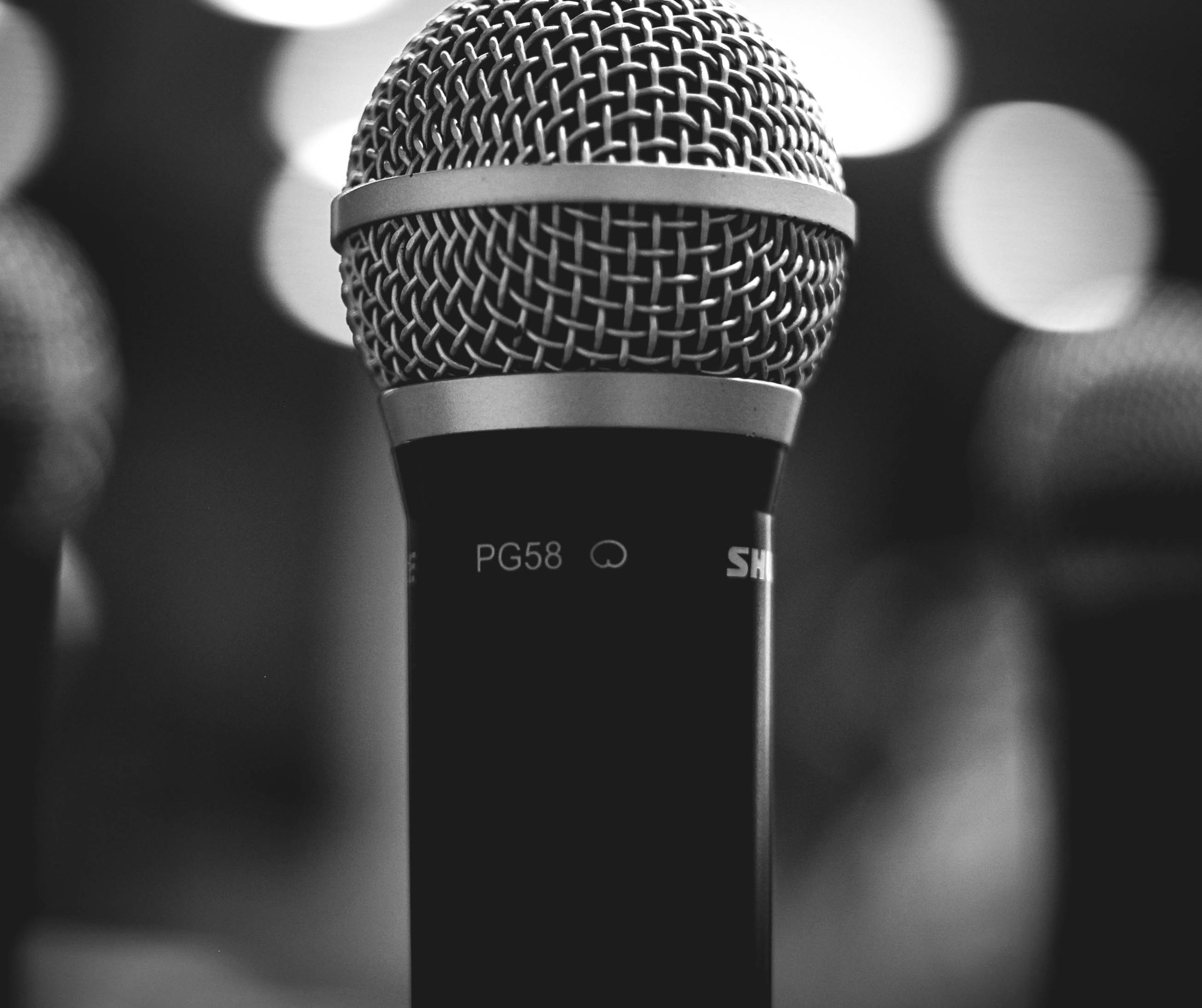 Белые микрофоны. Микрофон Black and White. Mic in микрофон. Microphone White Black. Микрофон белый объемный.